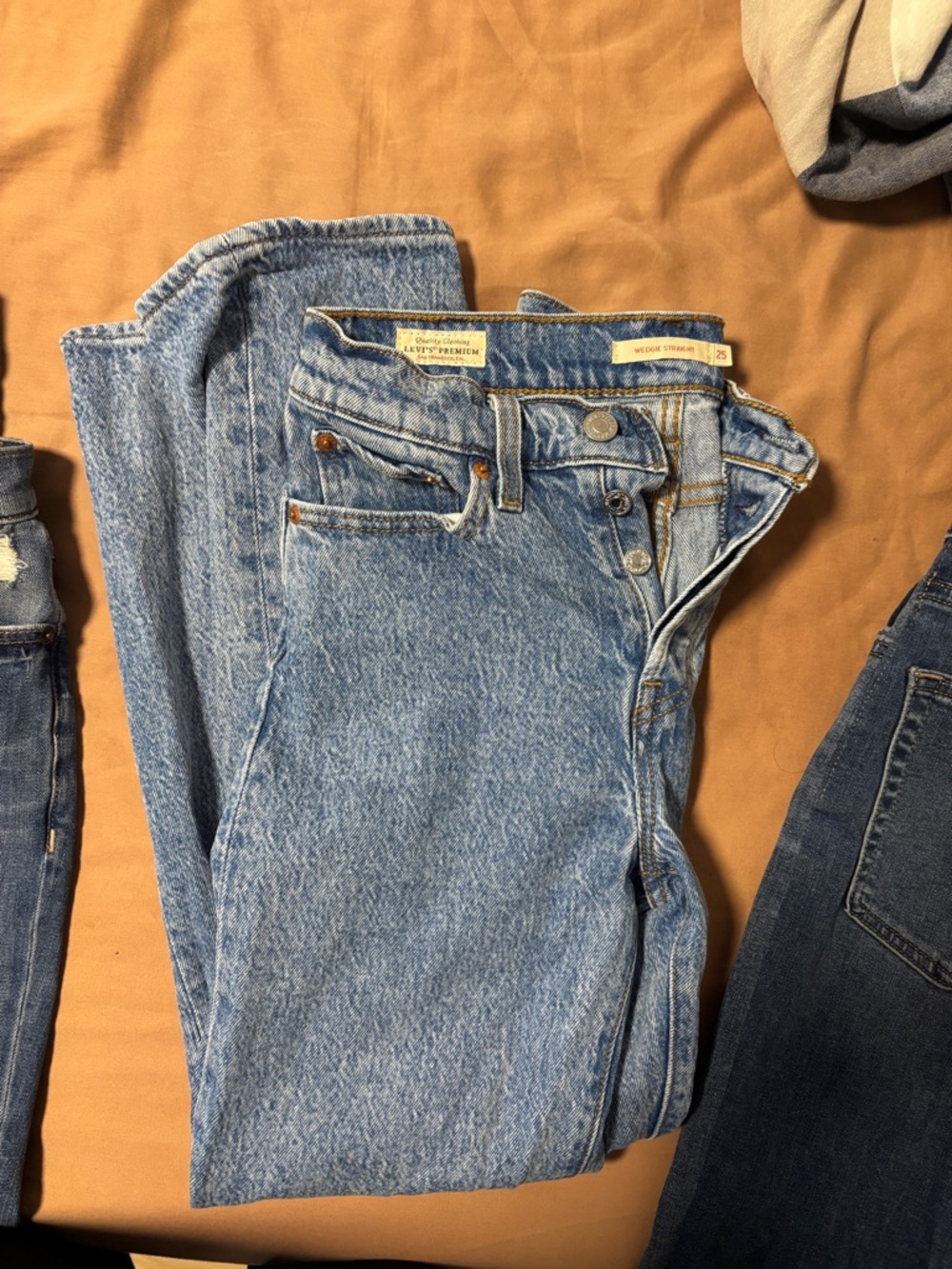 Levi’s premium wedgie straight 25, worn once